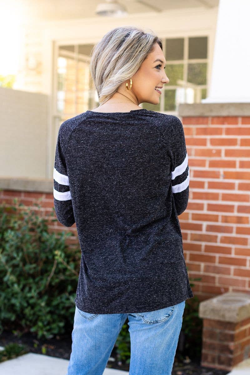 BLK Leeres schwarzes Langarmshirt mit Varsity-Streifen für den Großhandel auf Faire2