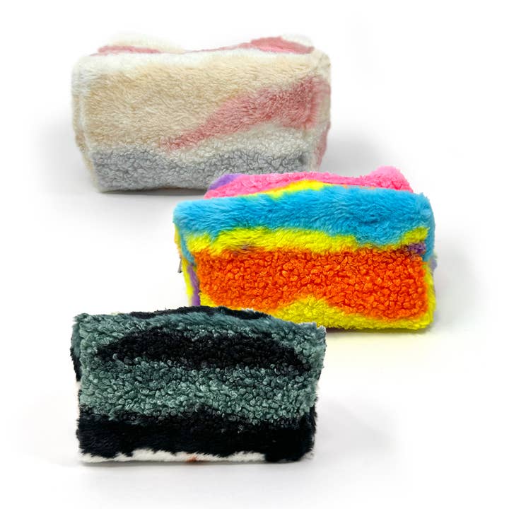 Trousse de maquillage rayée douce et pelucheuse pour la vente par Rainbow Unicorn Birthday Surprise