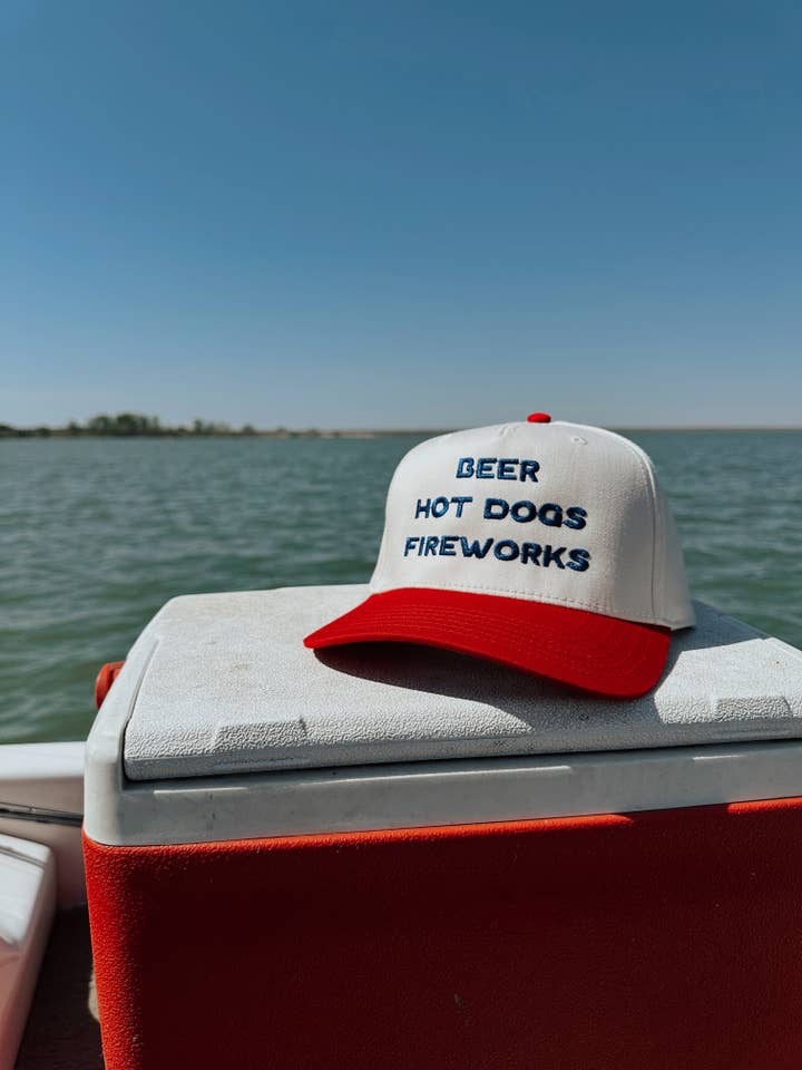 BONÉ DE CAMIONISTA BORDADO CERVEJA CACHORROS-QUENTES FOGOS-DE-ARTIFÍCIO por atacado de Grady Ln Boutique