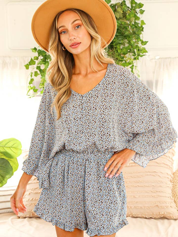 Romper elegante estampado com decote em V com detalhe em botão VP60379B por atacado de Vine & Love