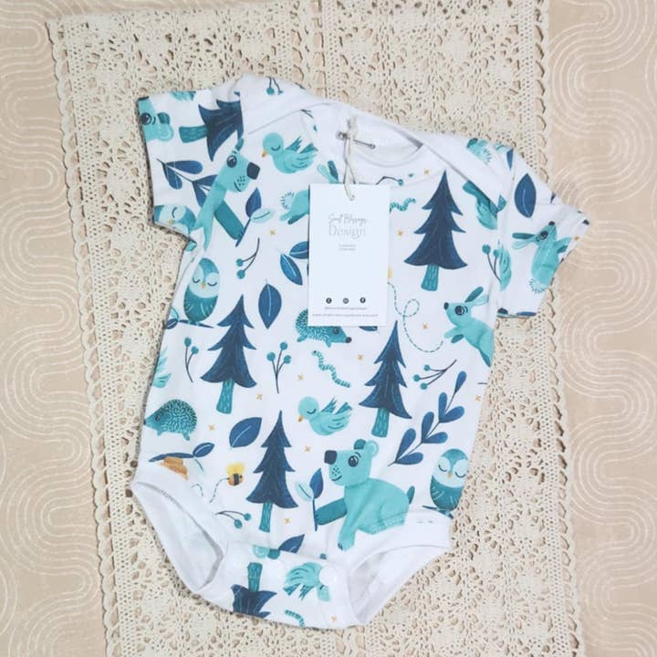 Woodland Bodysuit, Säuglingskleidung, Bodysuit, Strampler für Kleinkinder für den Großhandel von Small Blessings Design