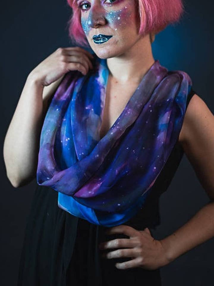 Violetter und blauer Nebula Schal dunkel Celestial Witchy Geschenk für den Großhandel von Costurero Real