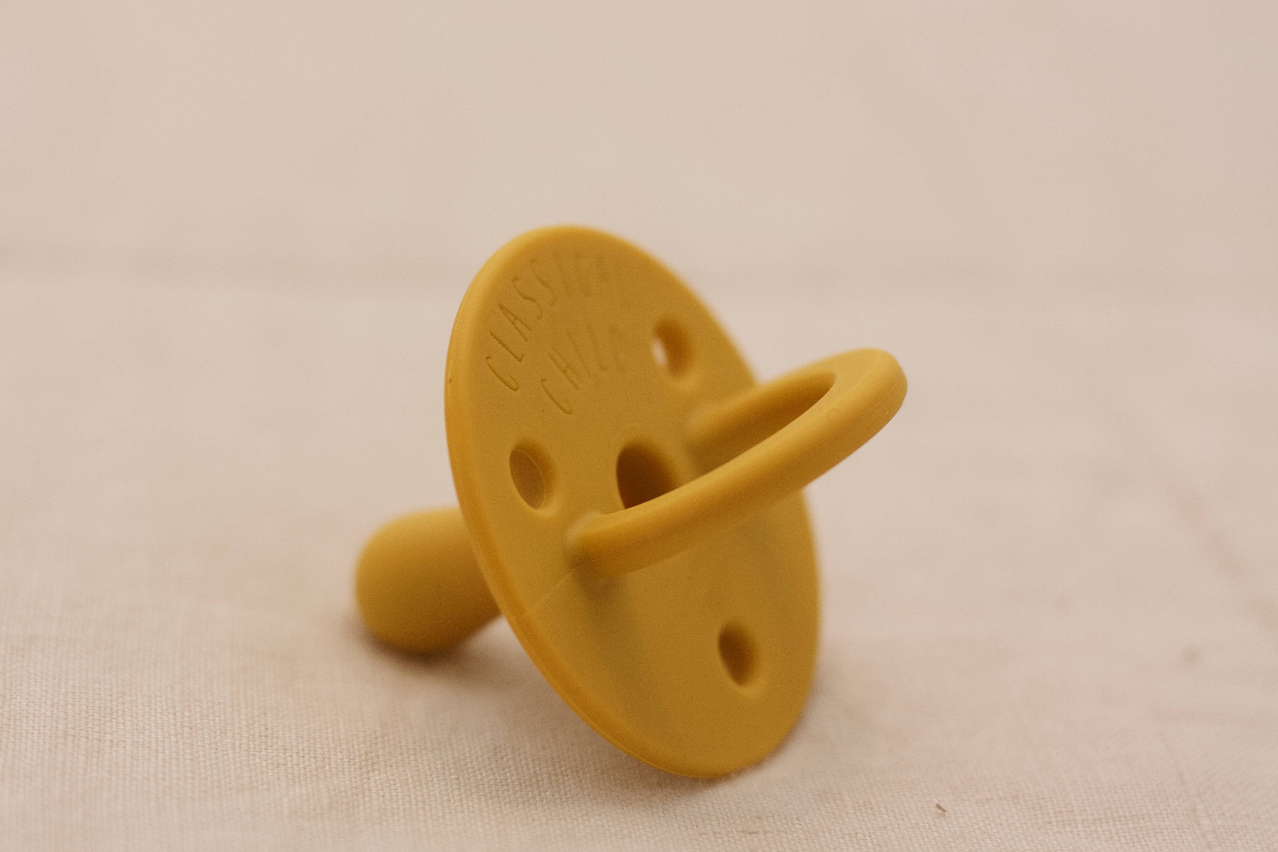 Classical Child – Engroshandel Sut - Baby – Miljøvenlig baby pacifier i sennepsfarve