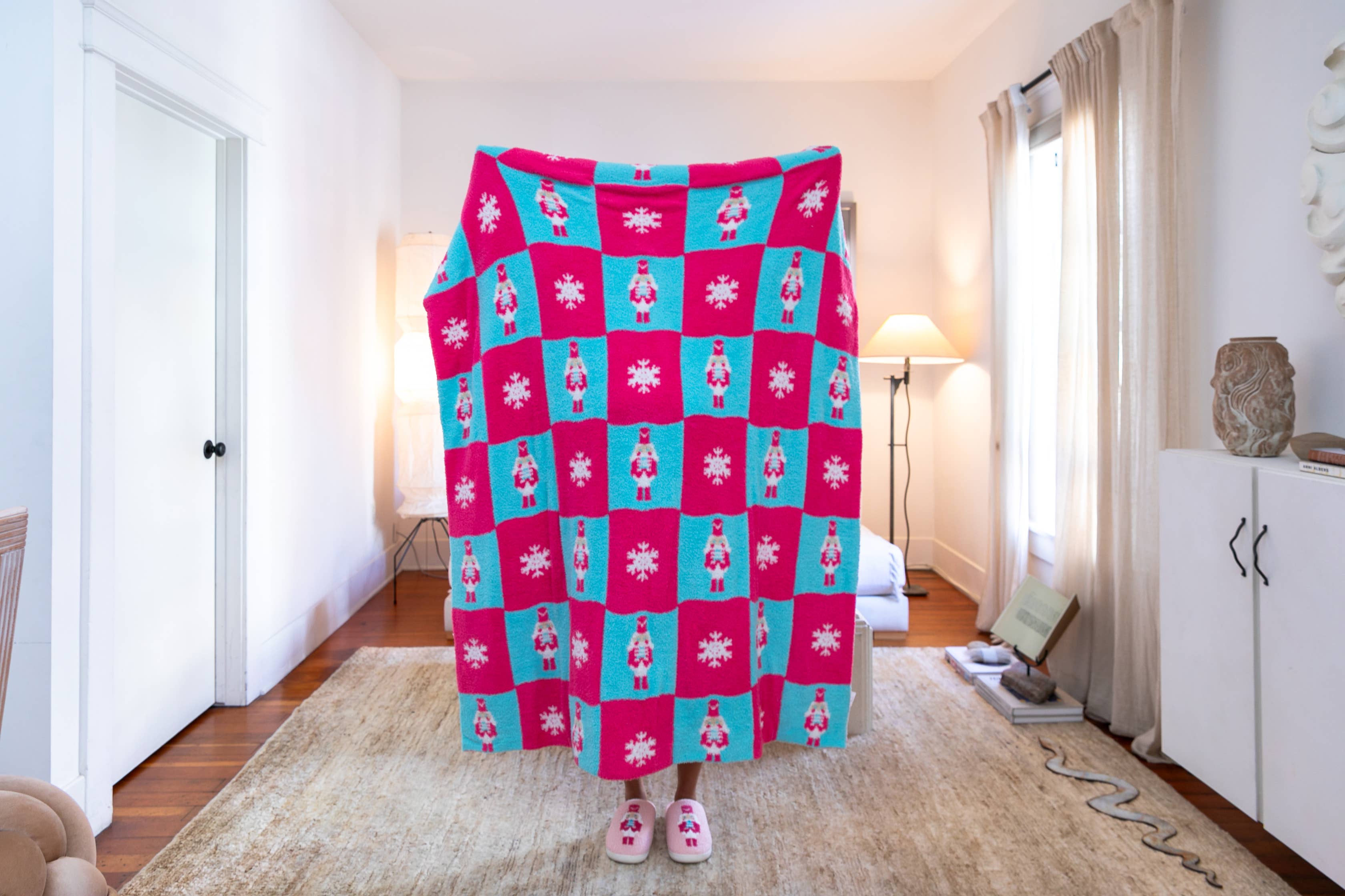 Living Royal - Wholesale Throw Blanket - Throw Blanket - Checkered w/ Nutcrackers & Snowflakes - Pink3