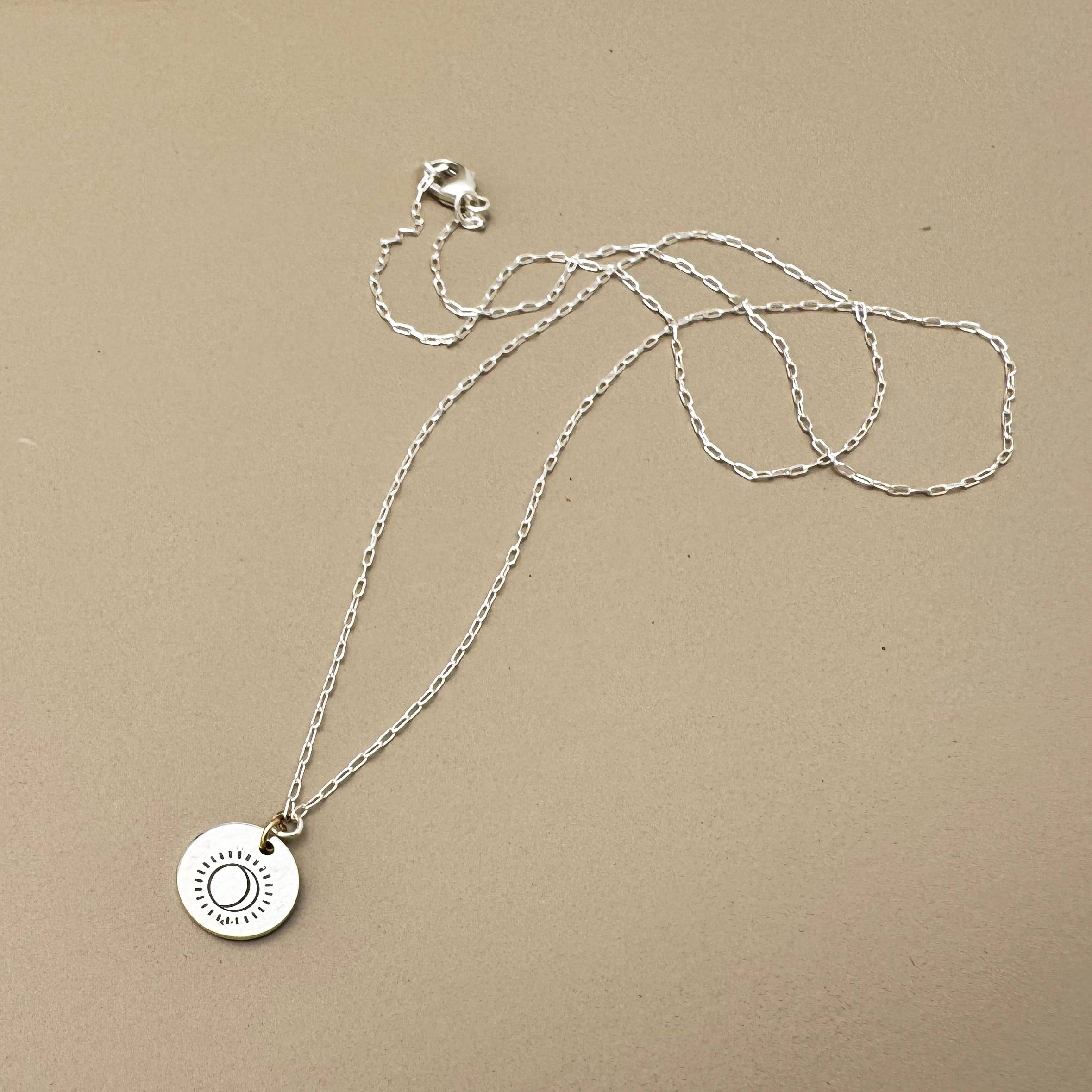 Britta Ambauen Jewelry – wholesale Hänge-/berlockhalsband – "Halsband 'Omfamna Vad Som Är'"2