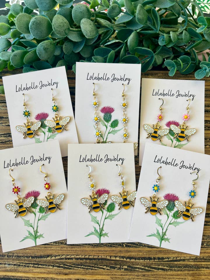 Boucles d'oreilles charmantes abeille en émail et marguerite pour la vente par Lolabelle Jewelry