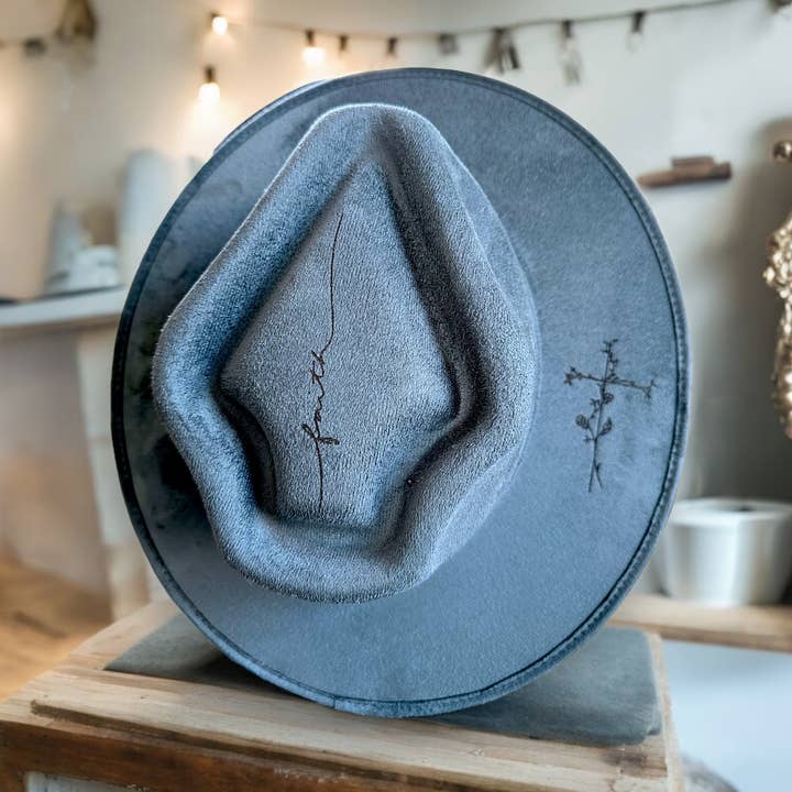 Chapeau de cow-boy rancher Faith Floral Cross en daim végétal brûlé pour la vente par Wild Indigo