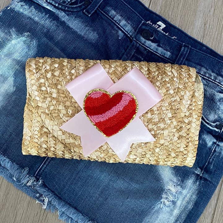 Pochette in paglia rosa con fiocco Love in rattan per la vendita all'ingrosso da parte di Below Houston