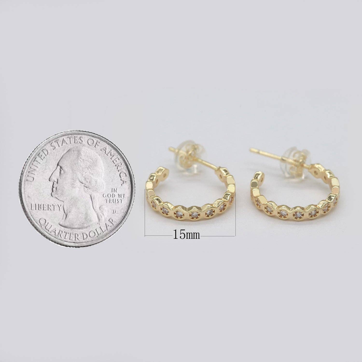 Aim Eternal - Vente Créoles - Ensemble de boucles d'oreilles créoles en or de 15 mm avec lunette géométrique en zircone cubique P1812