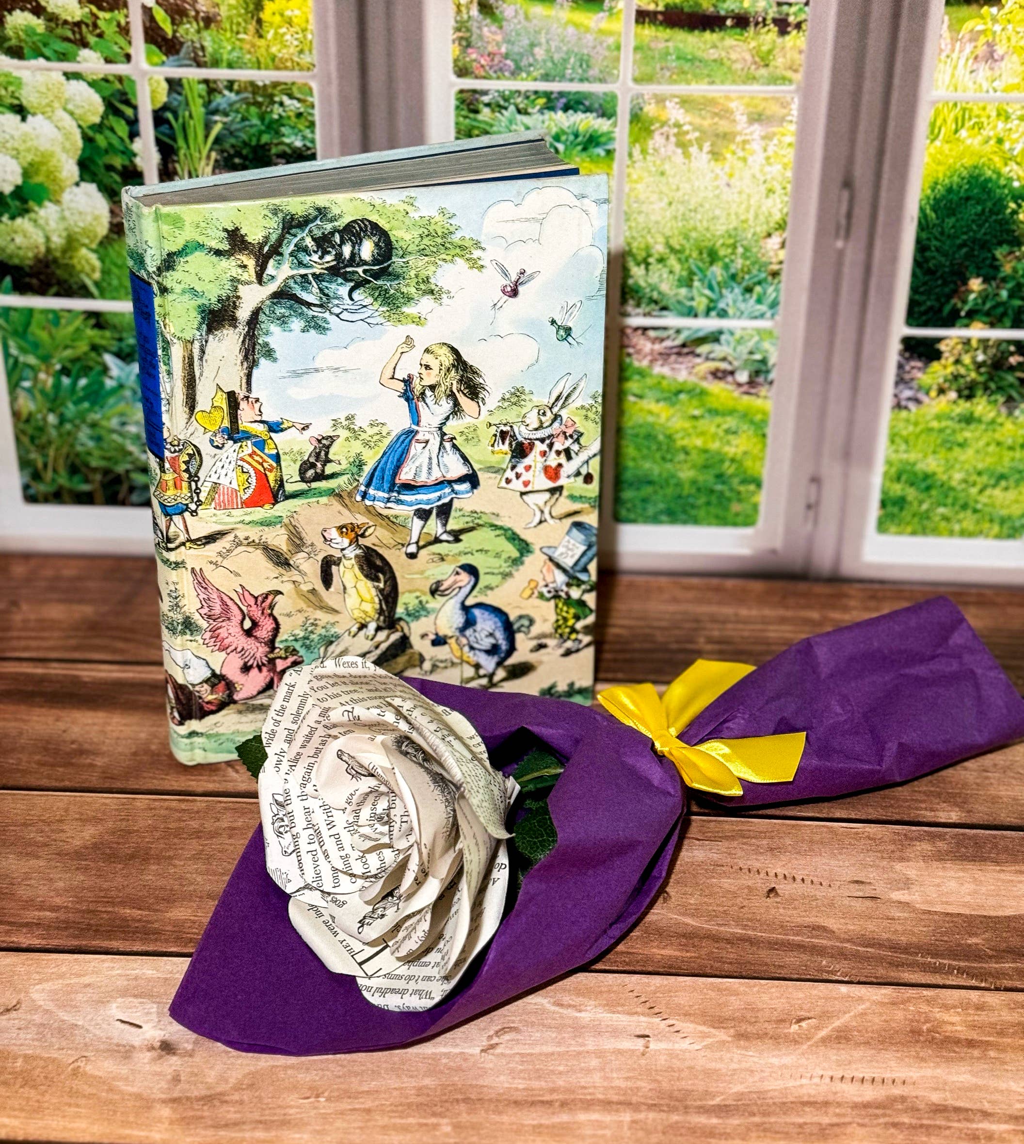 Literary Blooms – wholesale Konstgjorda blommor – Alice i Underlandet Pappersros – Medium (5")1