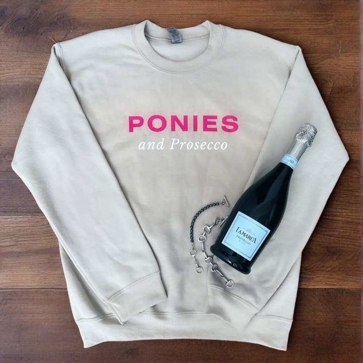 Crewneck Ponies and Prosecco - Sable avec Rose & Blanc : Grand Logo pour la vente par Laced Reins Equestrian