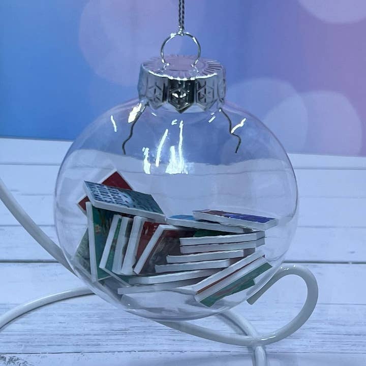Nans Tees – Großhandel Verzierung – Miniaturbücher Weihnachtsornament | 20 weihnachtlich inspirierte Titel | 8 cm transparentes flaches Ornament mit buchiger Geschenkbox4