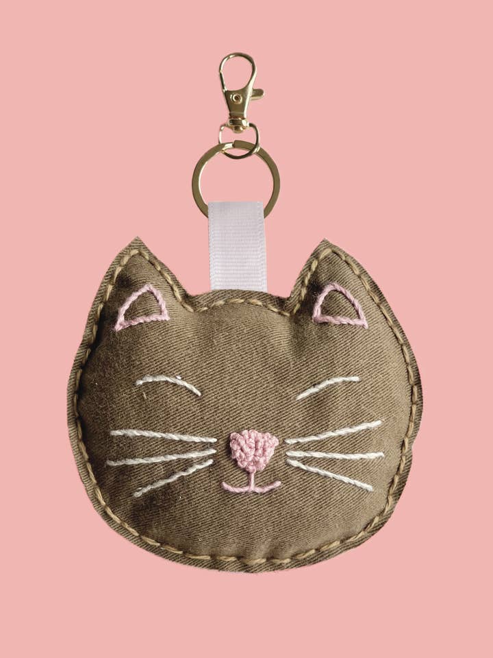 Bestickter Schlüsselanhänger - Kamelkatze für den Großhandel von Les Yeux fripons