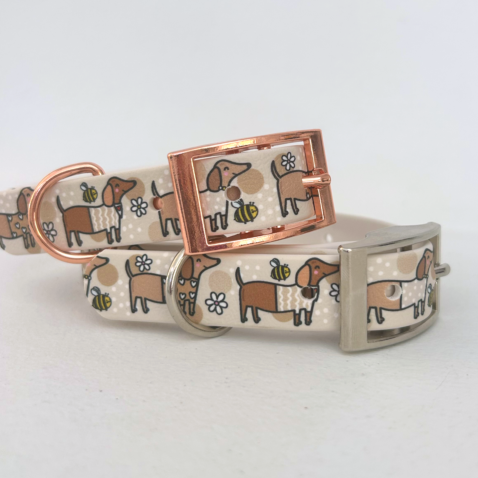 Puppies & Pom Poms - Vendita all'ingrosso Collare - Cani - Collare per Cani Handmade Impermeabile Beige con Bassotti e Api5