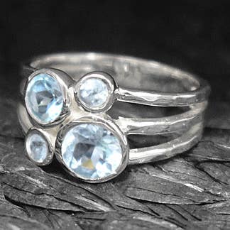 Anillo de banda dividida con cuatro topacios azules Ivy para venta al por mayor de Kali Ma Designs - Sterling Silver Jewellery