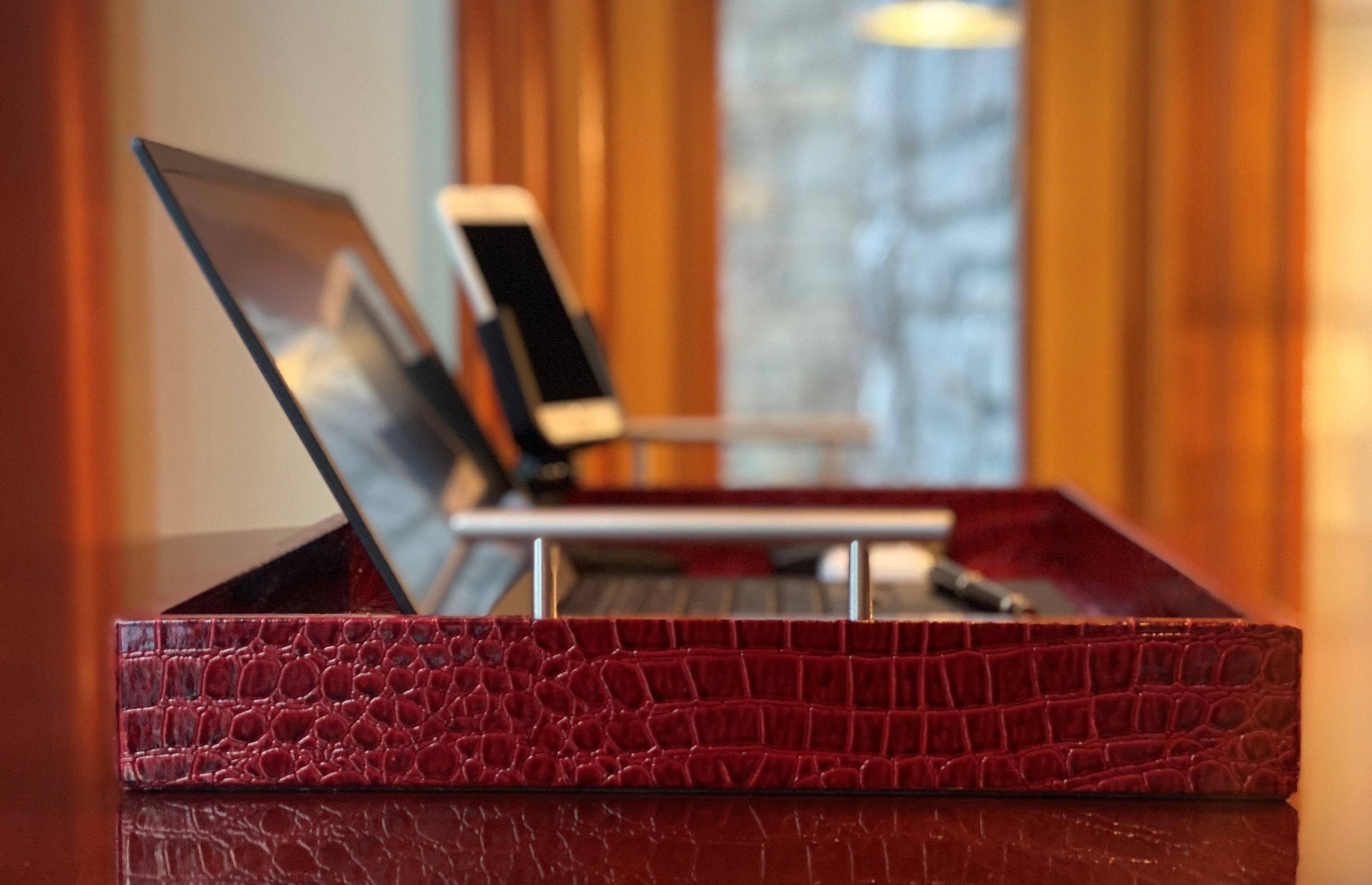 One Preevay Luxury Home Furniture & Decor – Engroshandel Skrivebordsindretning – Professionel bærbar arbejdsstation med dobbelte adgangsport og premium rød præget læder – slidstærk og let10