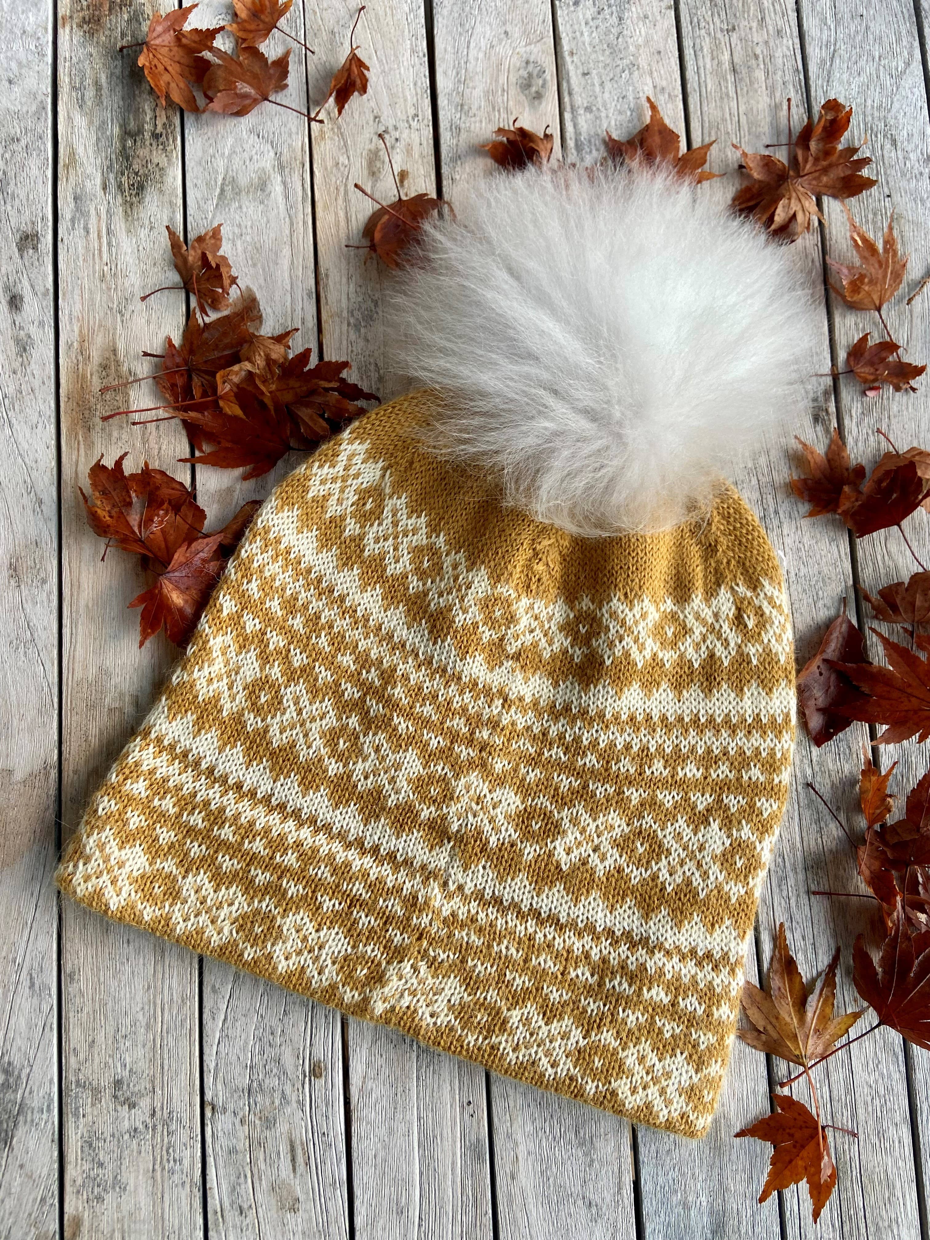 Samantha Holmes Alpaca Clothing and Gifts – Engroshandel Beanie - Dame – Alpaca Fair Isle-strikket hue med løs alpaka-pompon1