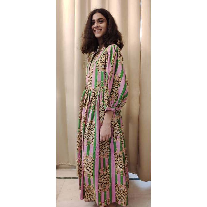 Robe longue en coton à imprimé tigre - Rose et vert pour la vente par Ayras World