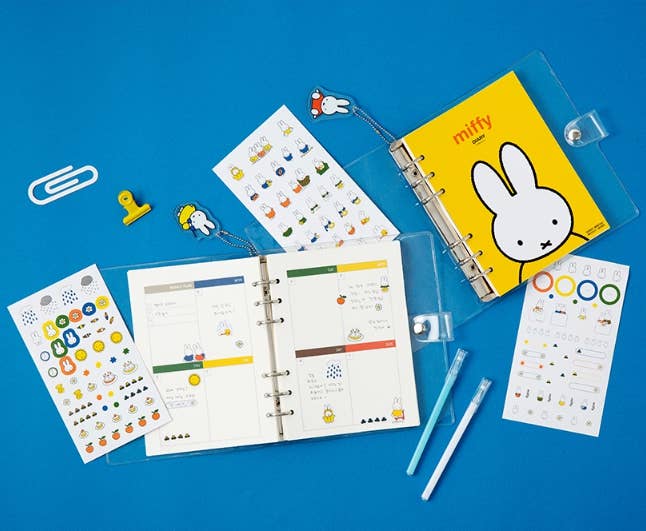 K-Wonderland – Agenda por atacado – Agenda Atualizada Miffy 2026 com porta-chaves, conjunto de autocolantes4