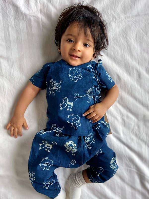 T-SHIRT UNISEXE EN ANGARAKHA INDIGO À IMPRIMÉ ZOO WHITEWATER POUR ENFANTS pour la vente par House of Amaya