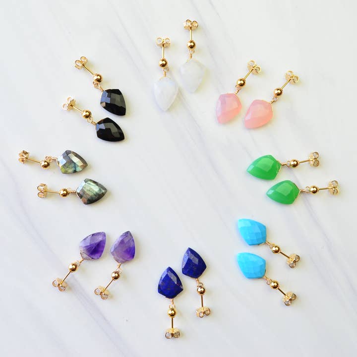 Boucles d'oreilles Shield en or 14 carats pour la vente par White Sage & Sapphire