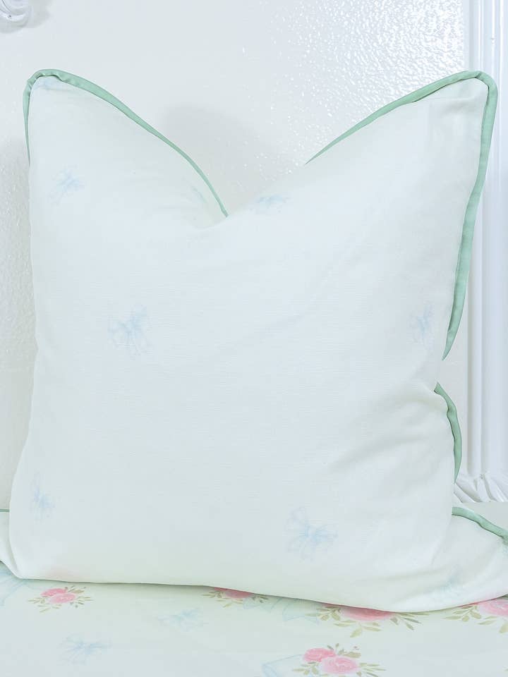 Estelle, verde claro, lazos azul bebé, ribetes de satén verde para venta al por mayor de West Cottage Interiors