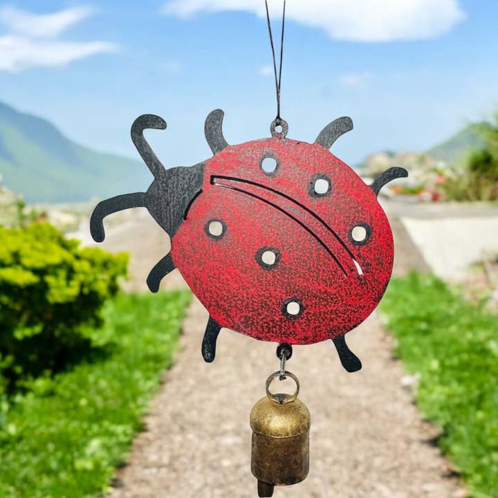Whimsies – Großhandel Windspiele – Niedliche Marienkäfer-Windspiel Nana-Glocke Garten Frühling Garten Meta1