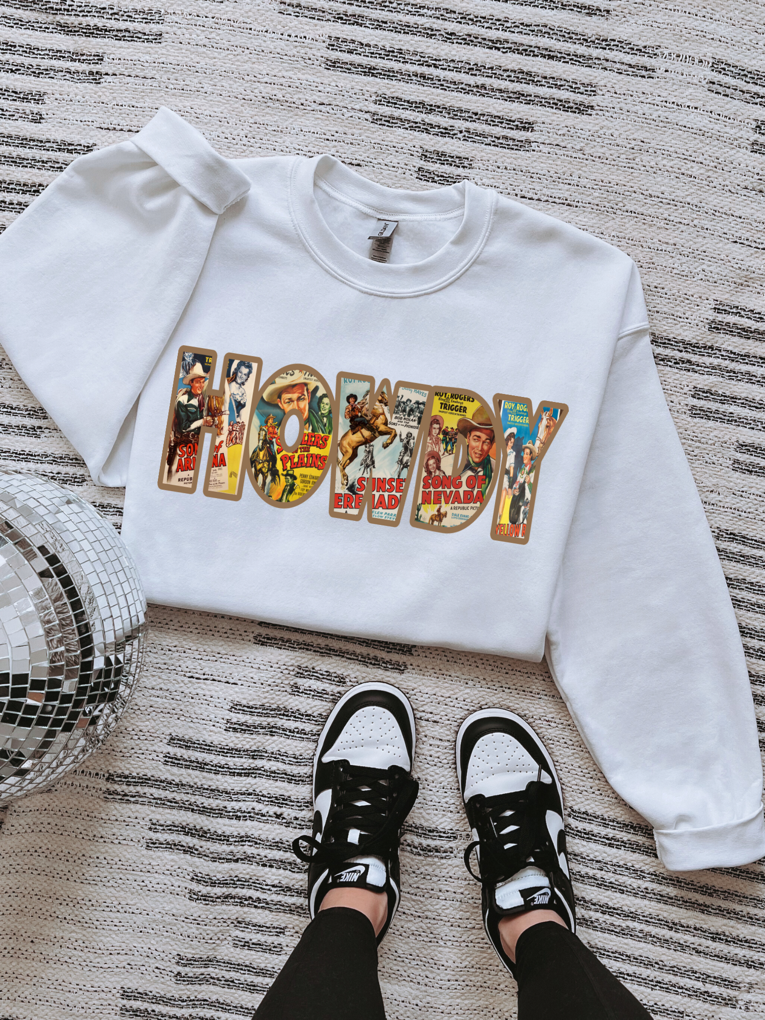 Gunpowder and Glam Boutique – wholesale Sweatshirt med tryck - Dam – Cowboy Howdy Serietidning T-shirt eller Tröja1