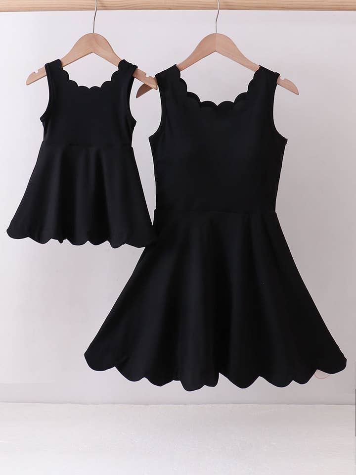 Vestido deportivo negro con ribete festoneado para mamá y yo para venta al por mayor de Aspen Rain Boutique