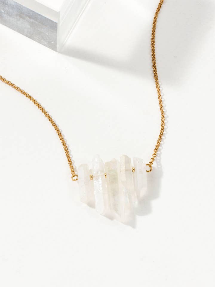 Regnig Dag Halsband - Mystic Clear AB Quartz för wholesale av Luna Norte