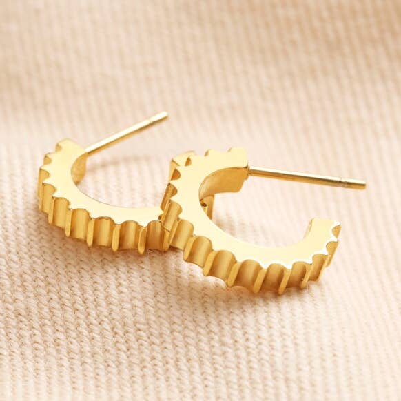 Créoles Steampunk en or pour la vente par Lisa Angel