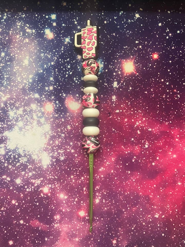 Aguja de ganchillo bovina rosa para venta al por mayor de EliteWickedCreations