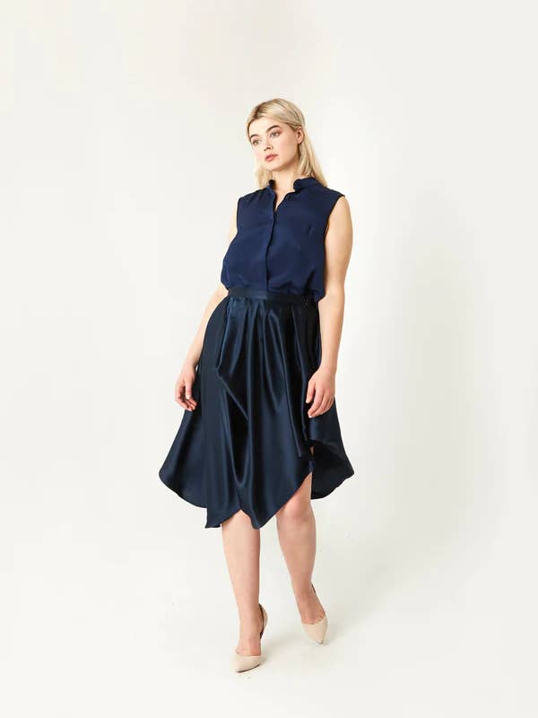 Jupe midi drapée en soie Danielle en bleu marine pour la vente par Jasmine Chong