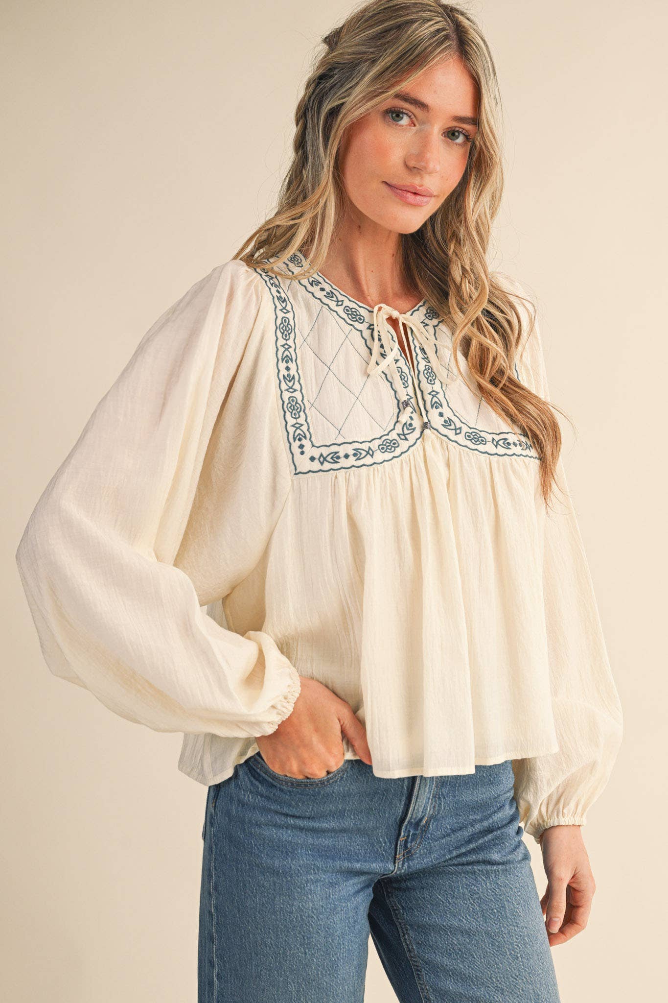 &MERCI - Vendita all'ingrosso Camicetta - Donna - Blusa con maniche a palloncino e rifiniture ricamate MTP422318