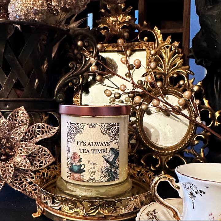 Vintage Luxe Design Co. - Vente Bougie en bocal - Bougie parfumée en cire de soja 280 g Alice au pays des merveilles – Mad Hatter1