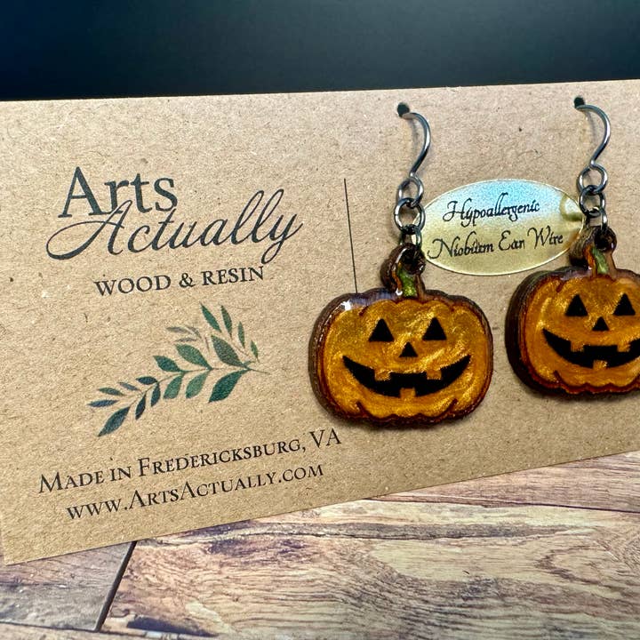 Jack O' Lantern : Boucles d'oreilles en bois et résine *hypoallergéniques* pour la vente par Arts Actually