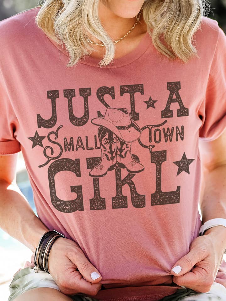 1186T - Coupe décontractée en jersey de coton - JUST A SMALL TOWN GIRL pour la vente par BouTeeQue Closet