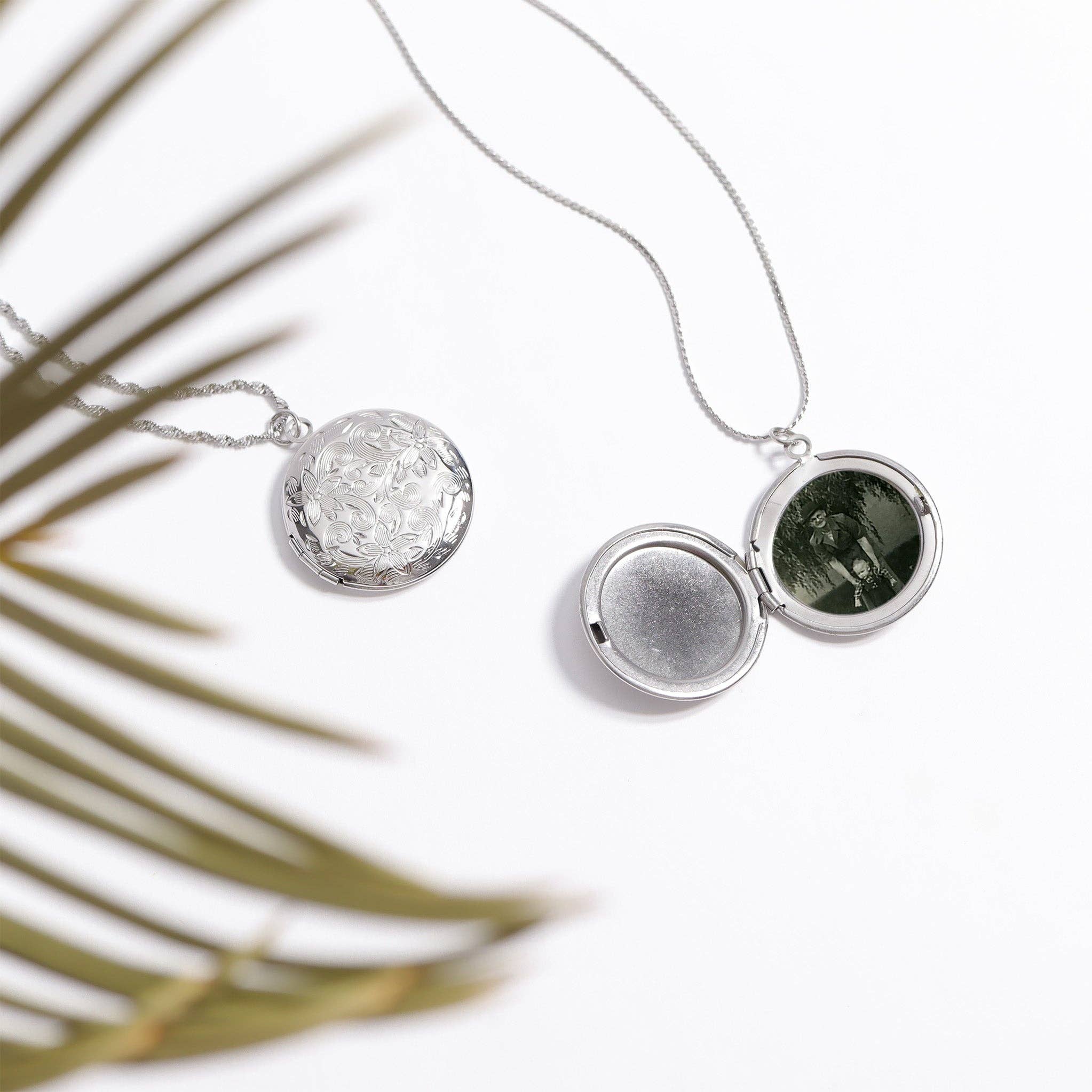 WJW - Wholesale Medaillonkettingen - Rond bloemmotief medaillon van 18K goud PVD-gecoate roestvrijstalen11