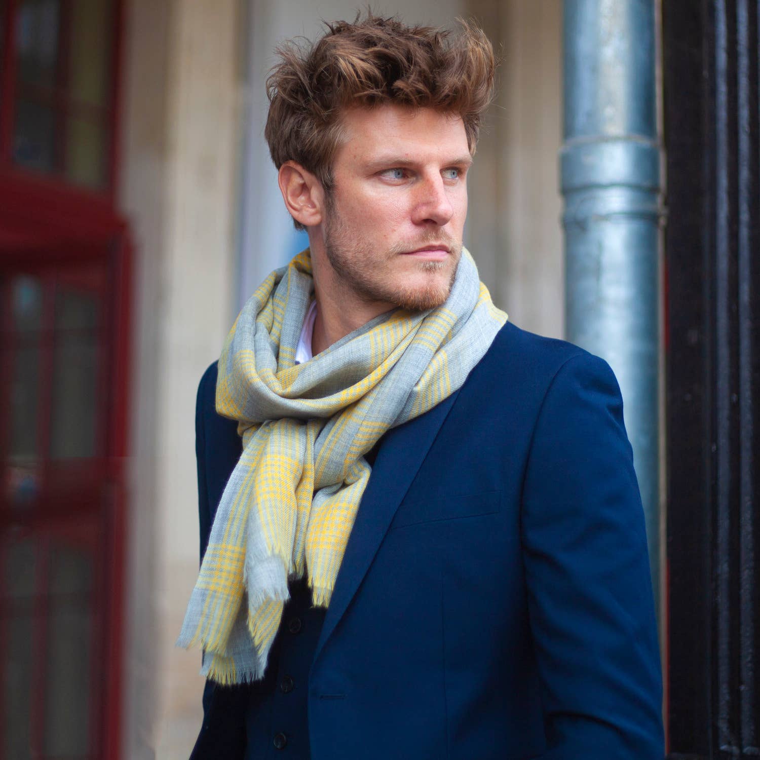 AV08 PARIS - Vente Écharpe – unisexe - ÉCHARPE HOMME SKYE – À CARREAUX GRIS ET JAUNE LAINE MERINOS3