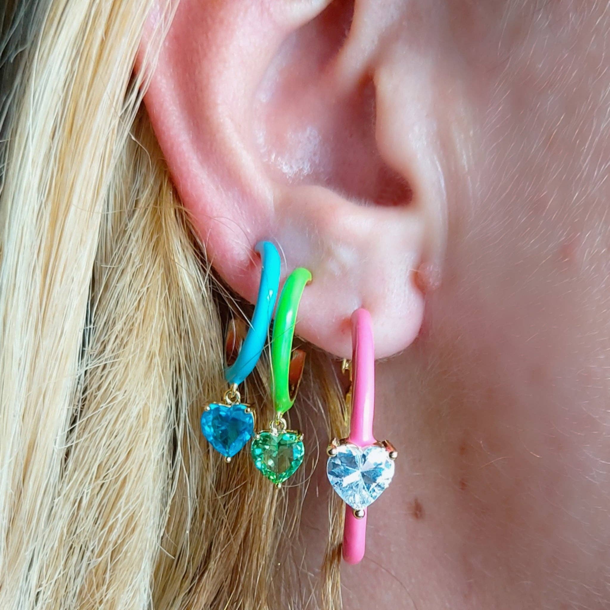 Daemon srls - Wholesale Hoop Earrings - CHERIE FLUO - HOOPS - PAIO orecchini a cerchio smaltati con cubic zirconia a forma di cuore10