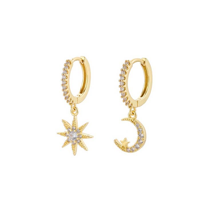Huggie pendants étoile et lune en zircone cubique blanche en or pour la vente par Last True Angel