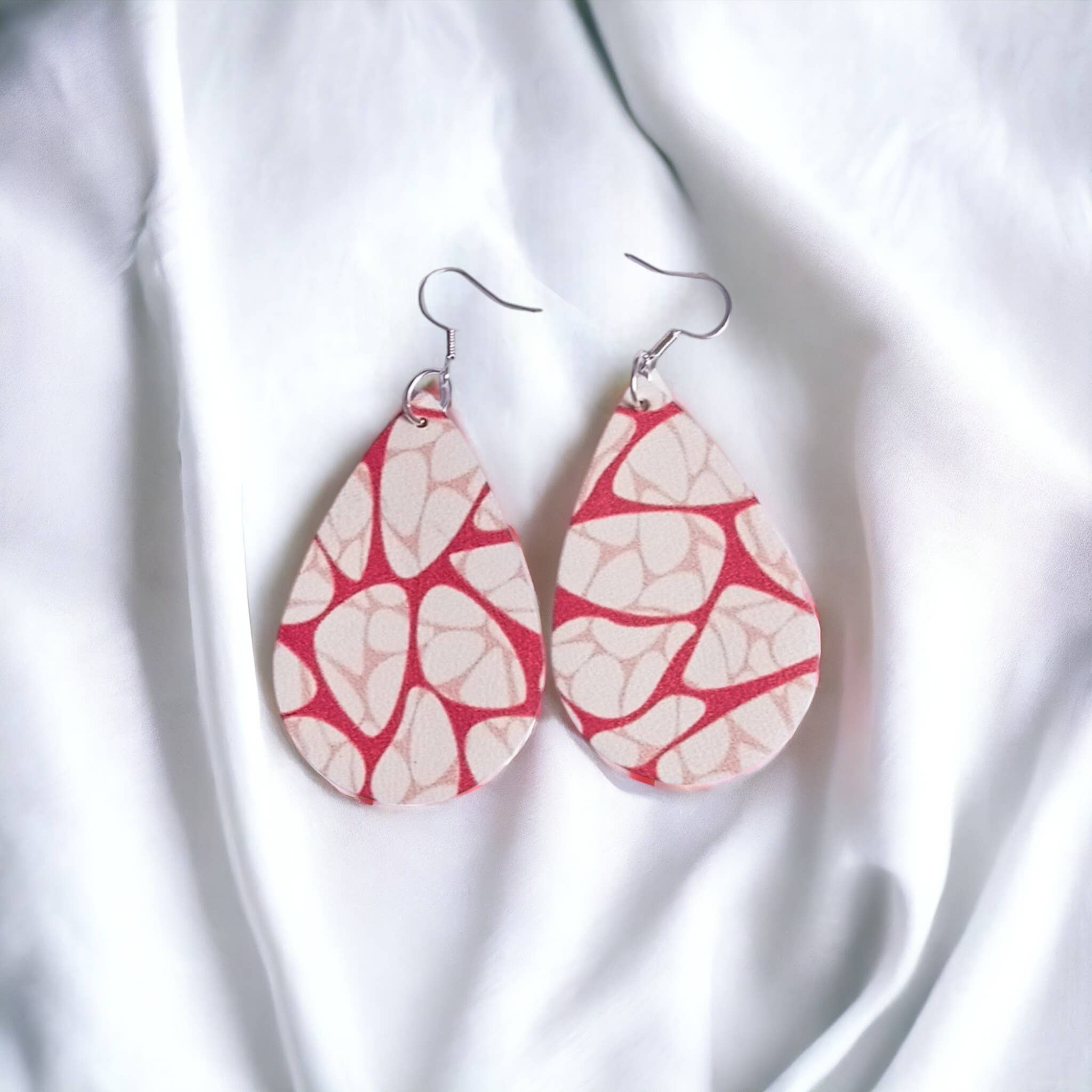 Craft by Cleo – wholesale Hängande örhängen – Örhängen i djurprint av konstläder4