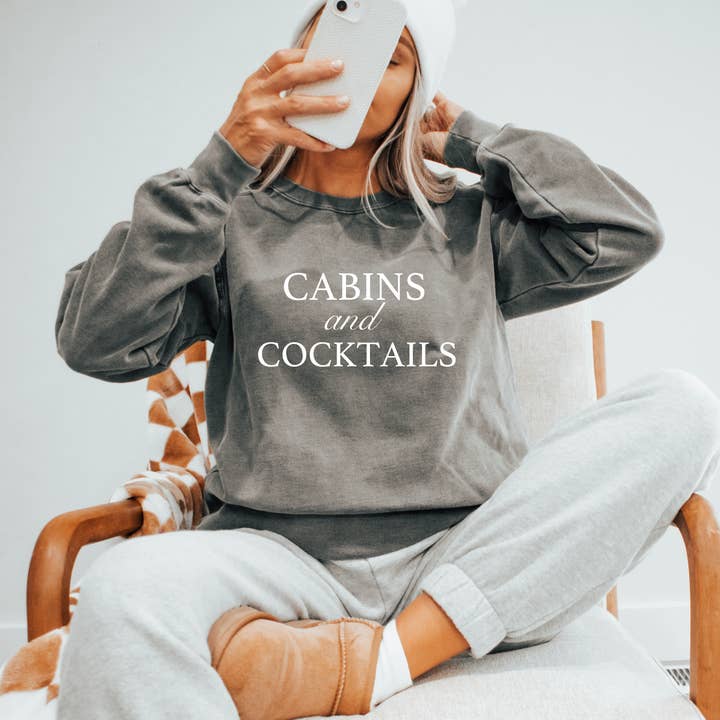 Chandail Cabins and Cocktails Comfort Colors pour la vente par Gia Gifts Boutique