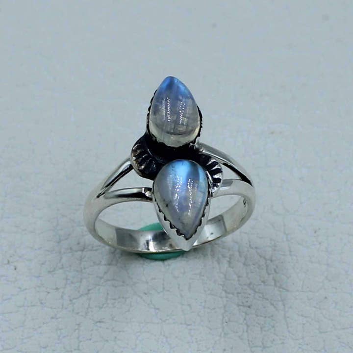 Silvex Jewelry – Engroshandel Statementring – Smuk Rainbow Moonstone Cabochon Ring1