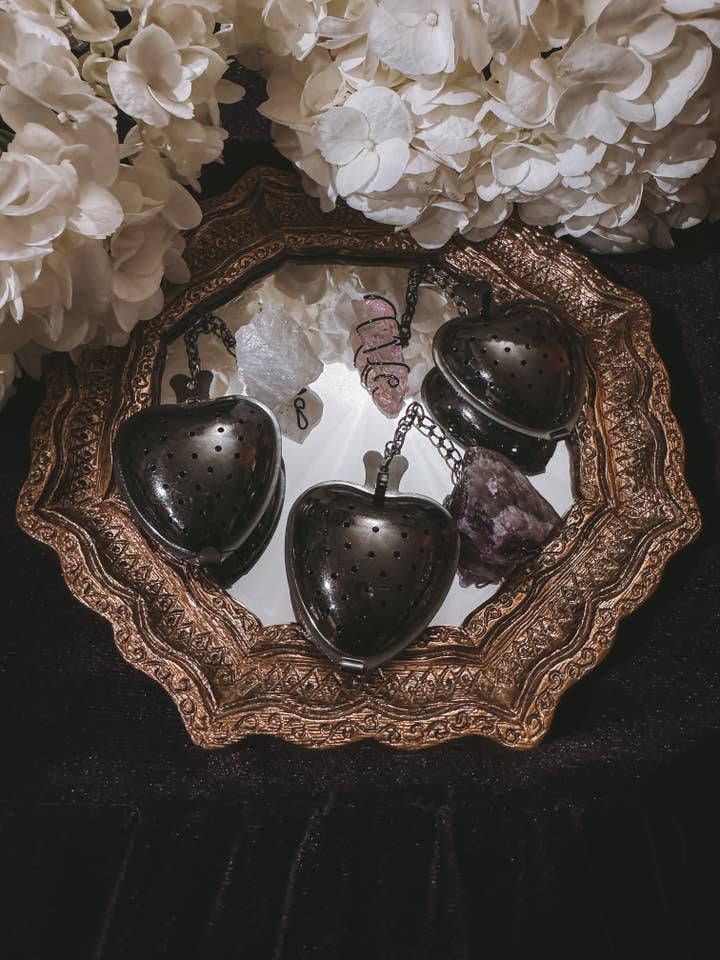 Colino da tè a forma di cuore nero per la vendita all'ingrosso da parte di Night Rituals Occult