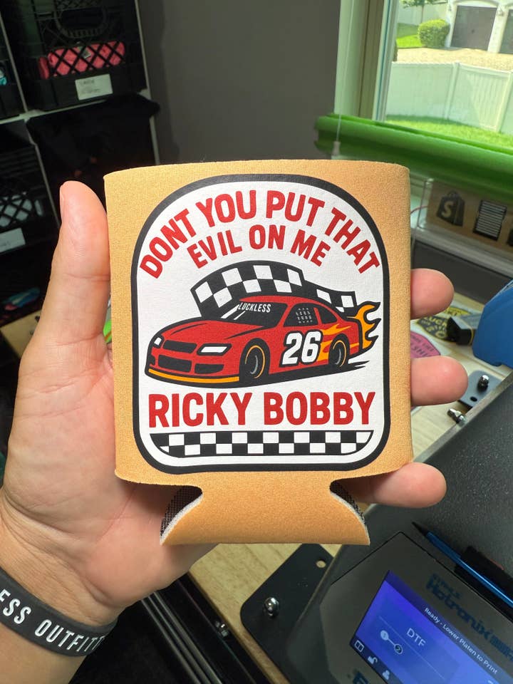 Ricky Bobby Koozie pour la vente par Luckless Outfitters