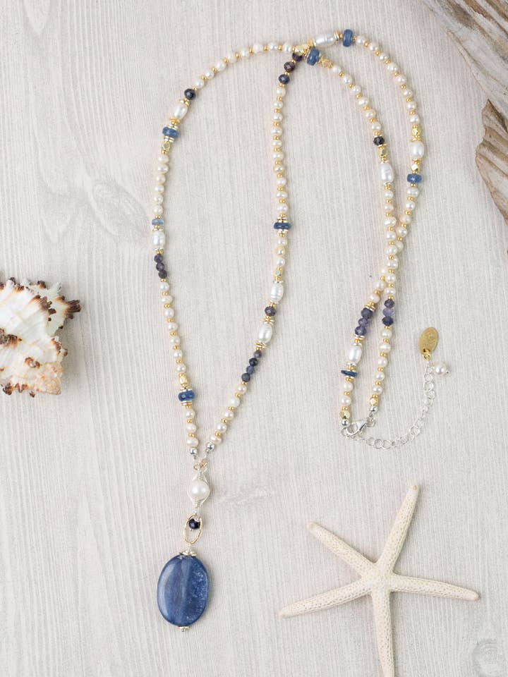 Collana focale collage Seaside 26-28" in cianite, perla d'acqua dolce, iolite per la vendita all'ingrosso da parte di Anne Vaughan Designs Jewelry