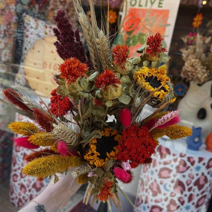 Hazel & Twine – Engroshandel Tørrede/pressede blomster – Florist Pic - Mellemstore Lyse Tørrede Blomsterbuket2