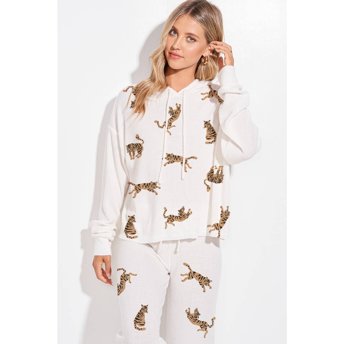 Phil Love – Großhandel Loungewear-Set – Damen – Phil Love Lounge-Set mit Kapuzenpullover und Allover-Tigerdruck10