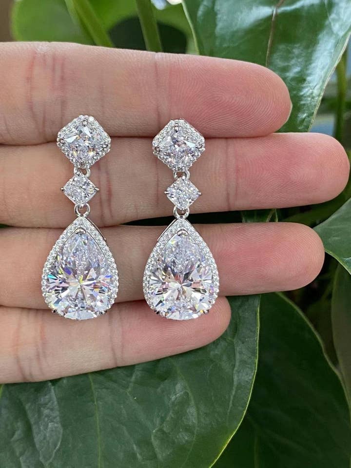 Boucles d'oreilles de mariée classiques en forme de larme pour la vente par By lilly Paris